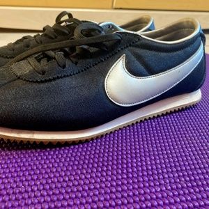 Womens Nike Sneakers - Black & Silver - Size 8